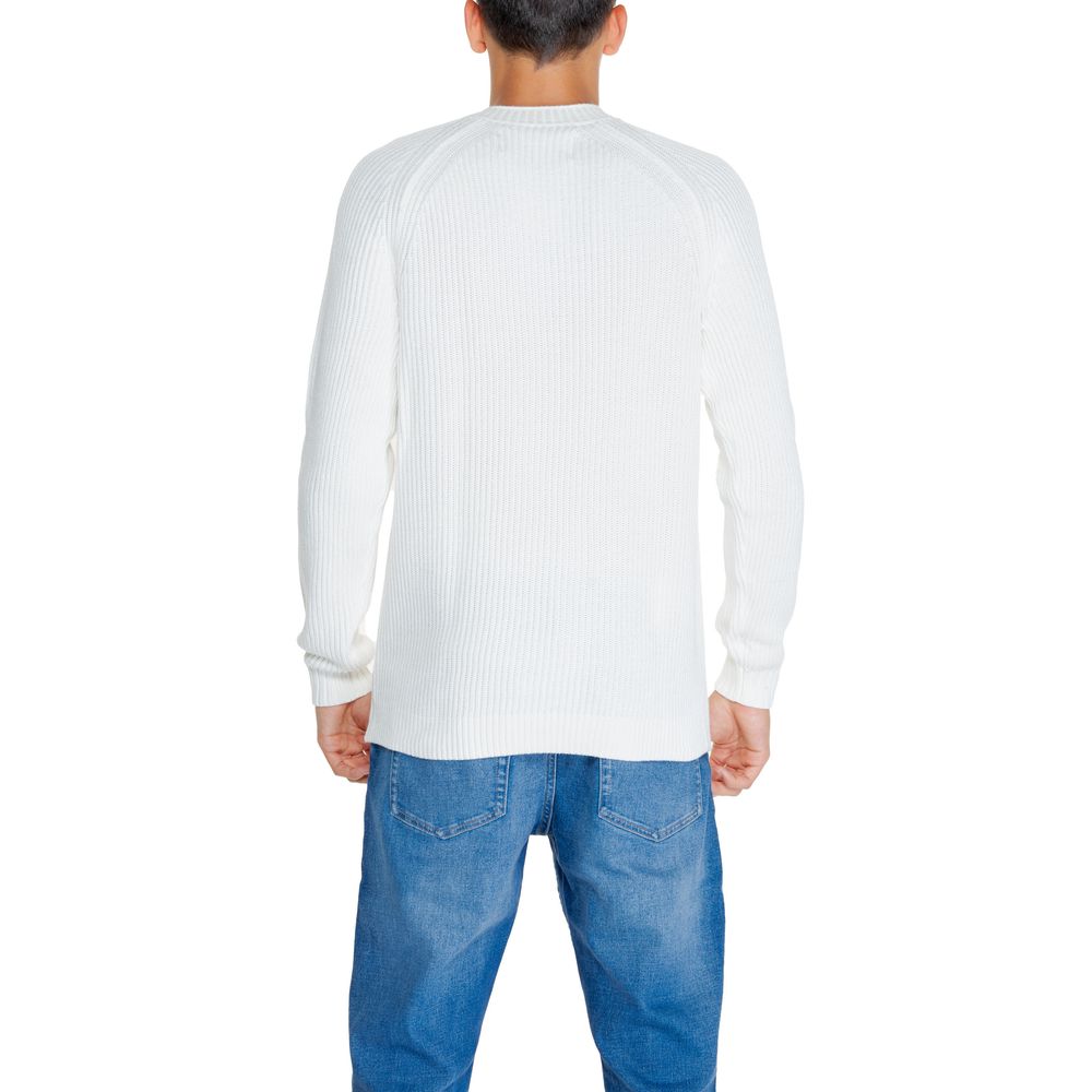 Sweat-shirt blanc en coton bio de Calvin Klein Jeans, coupe confortable, porté sur un mannequin, fond neutre.
