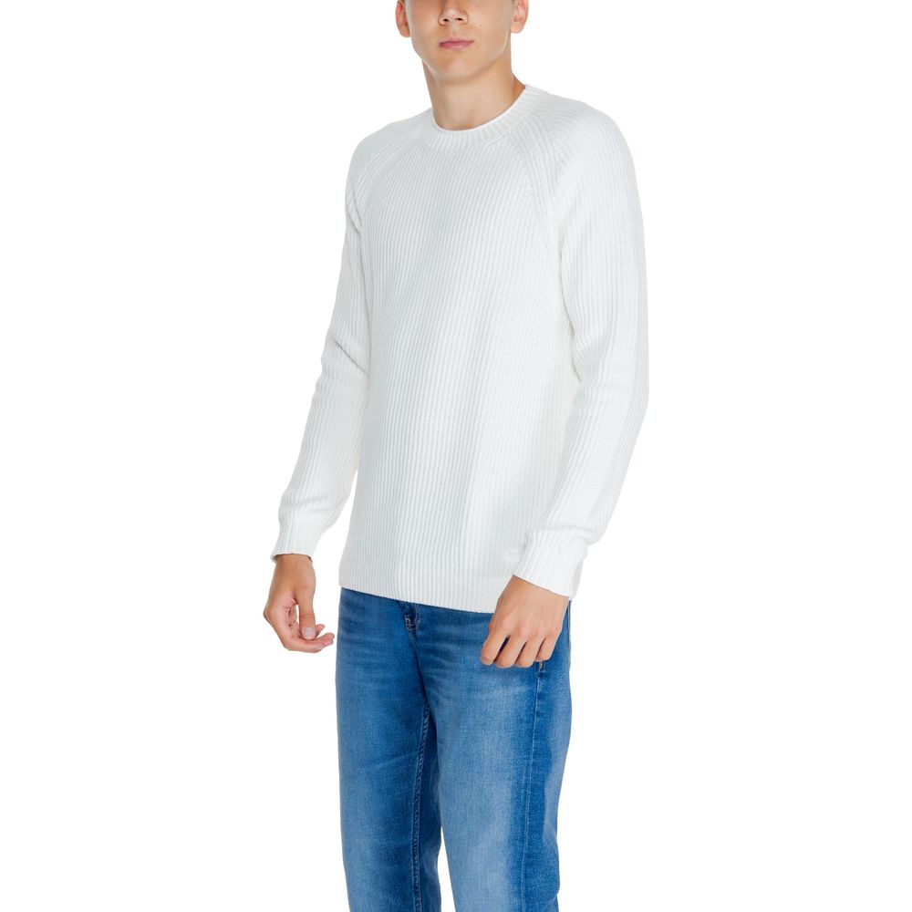 Sweatshirt blanc en coton biologique de Calvin Klein Jeans, coupe décontractée, avec logo discret sur la poitrine.