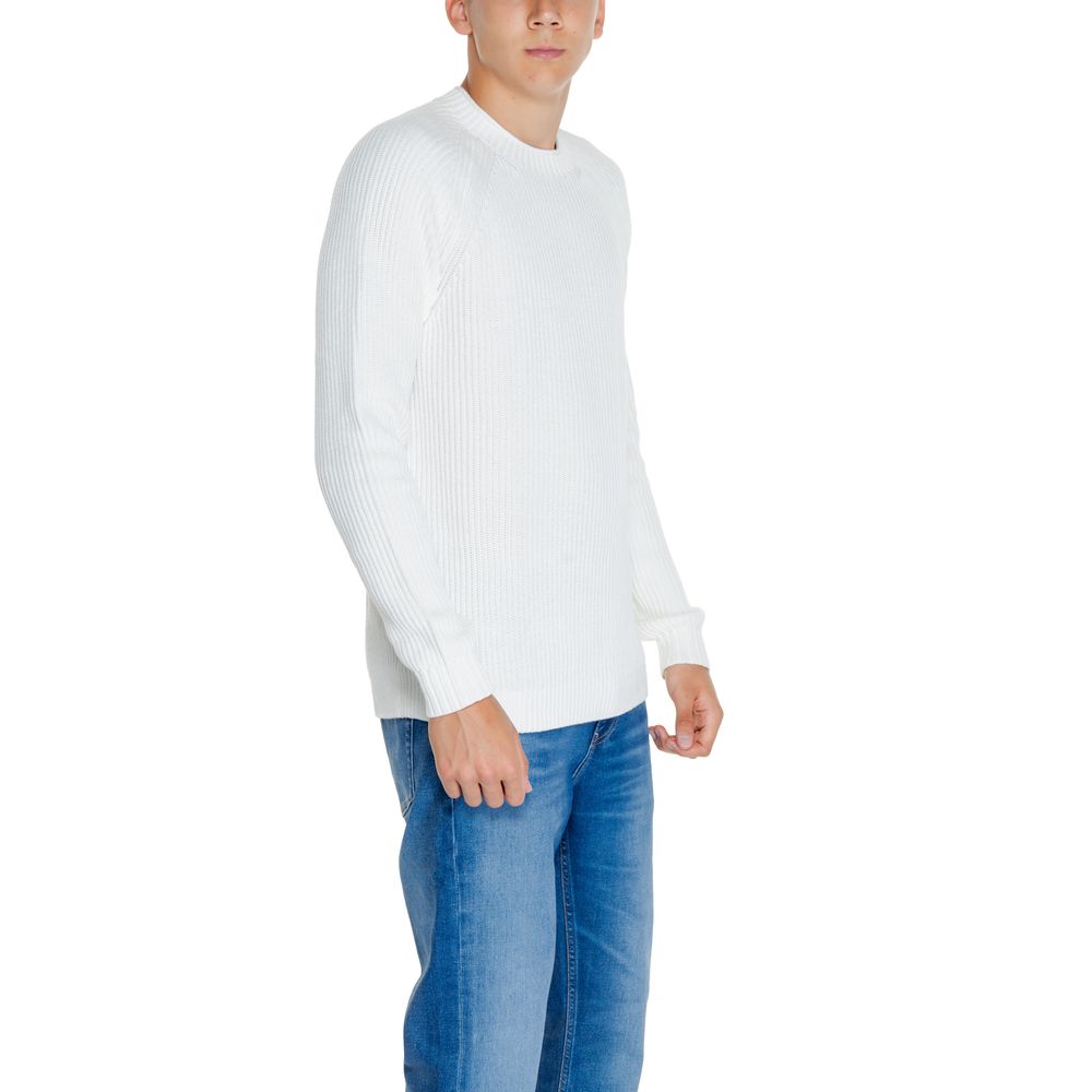 Sweatshirt blanc en coton bio de Calvin Klein Jeans, coupe décontractée,logo discret sur la poitrine, tissu doux et confortable.