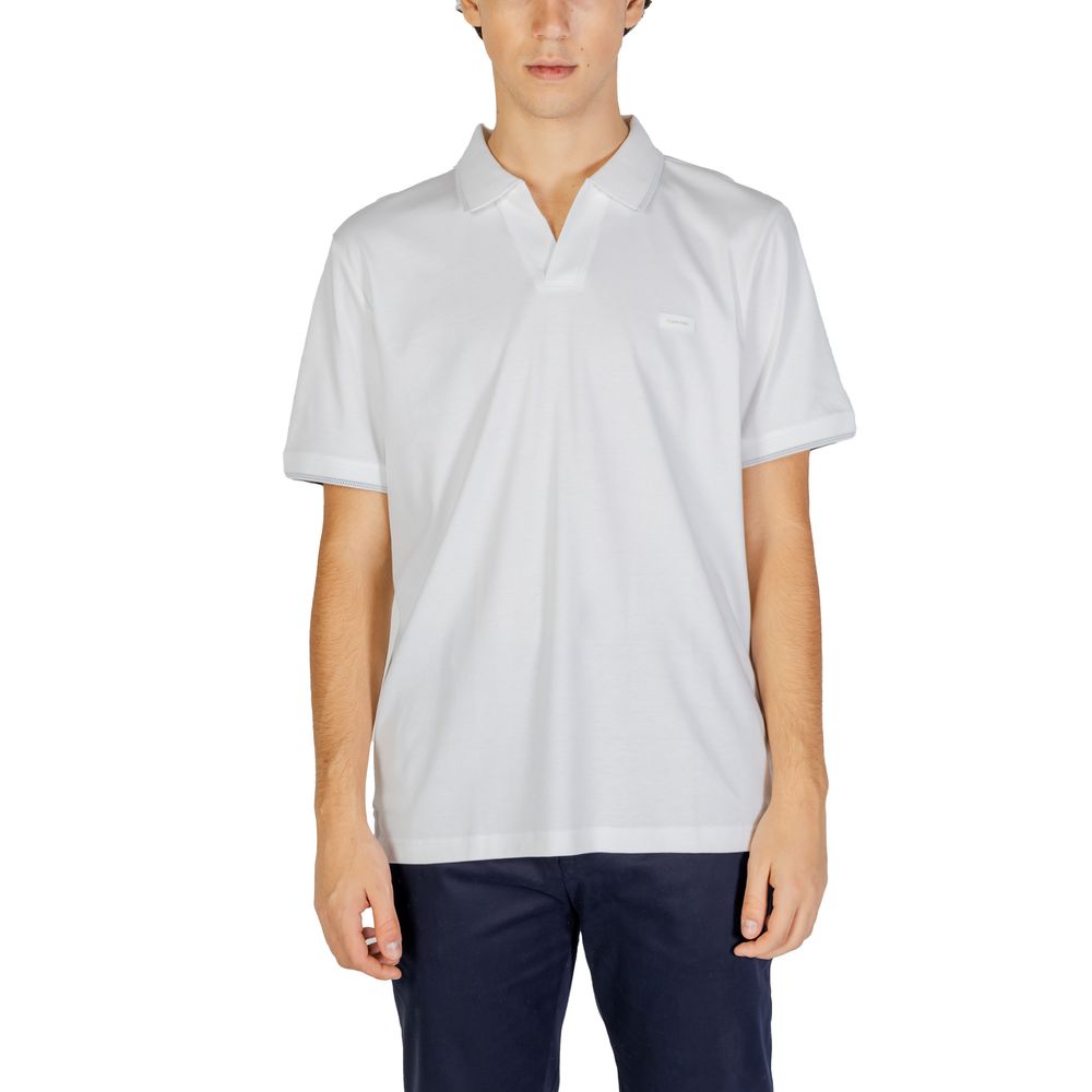 Chemise polo en coton blanc de Calvin Klein Jeans, vue de face, avec col et boutons visibles.