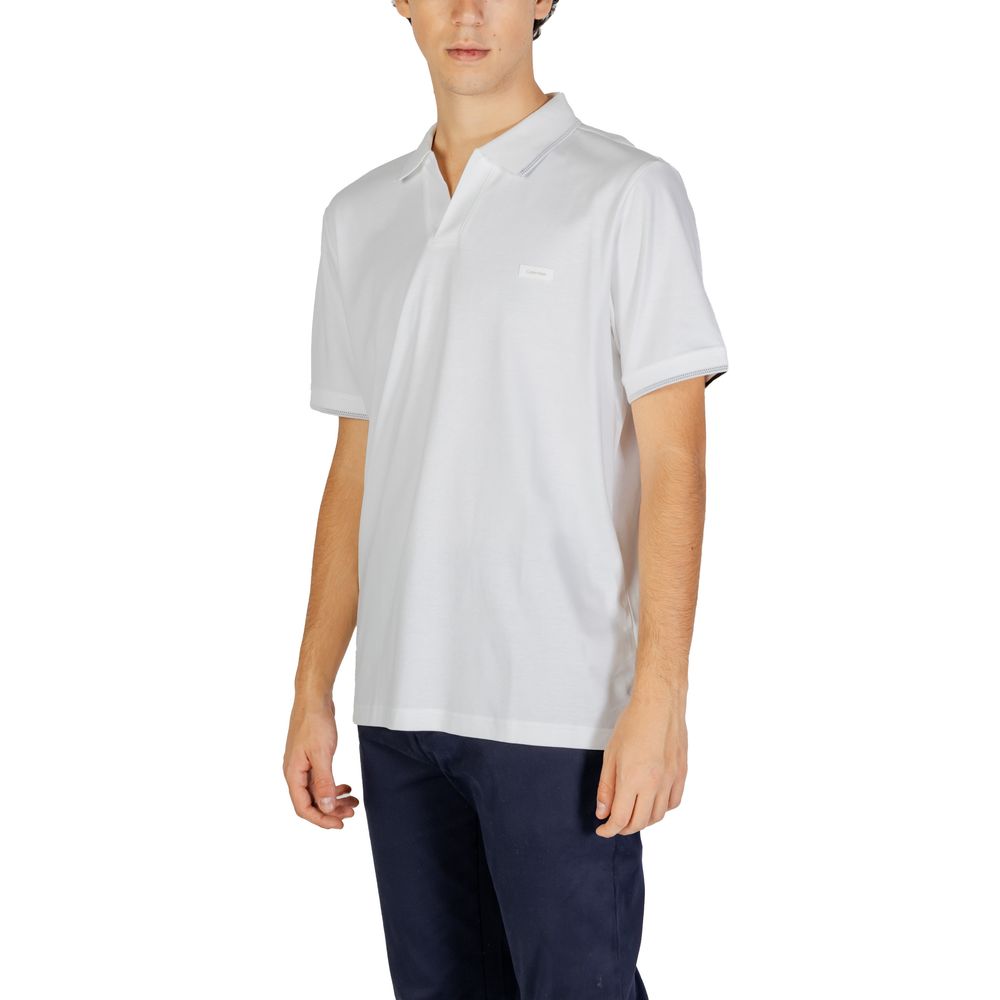 Chemise polo blanche en coton de Calvin Klein Jeans, vue de face, avec col et boutons visibles.