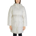 Manteau en nylon crème de Calvin Klein Jeans, coupe élégante et moderne, avec fermeture éclair et poches latérales visibles.