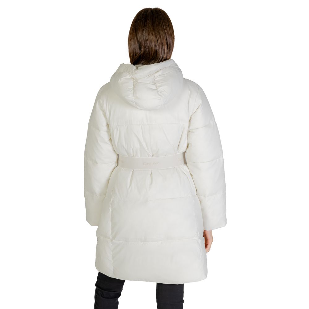 Manteau en nylon crème de Calvin Klein Jeans, veste légère avec fermeture éclair et col montant visible sur l'image.