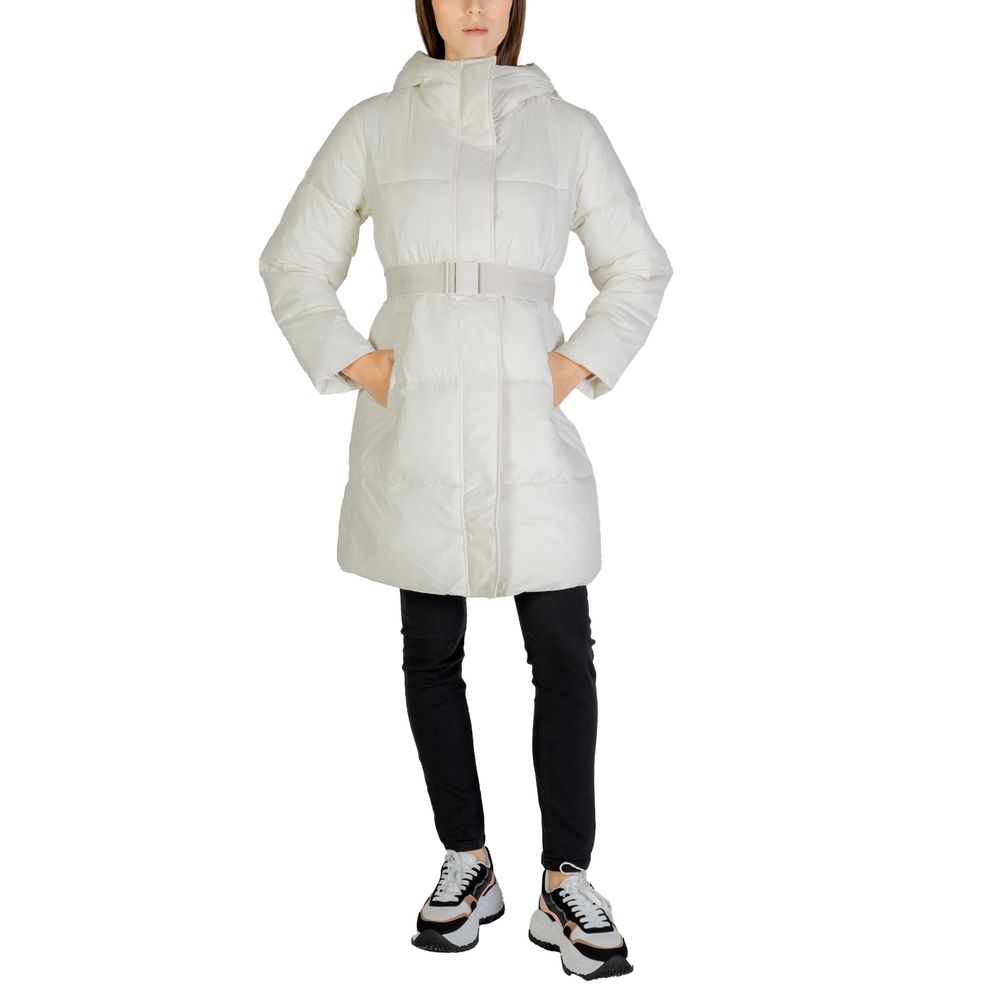Manteau en nylon crème de Calvin Klein Jeans, coupe moderne et légère, avec fermeture éclair et col haut visible sur l'image.