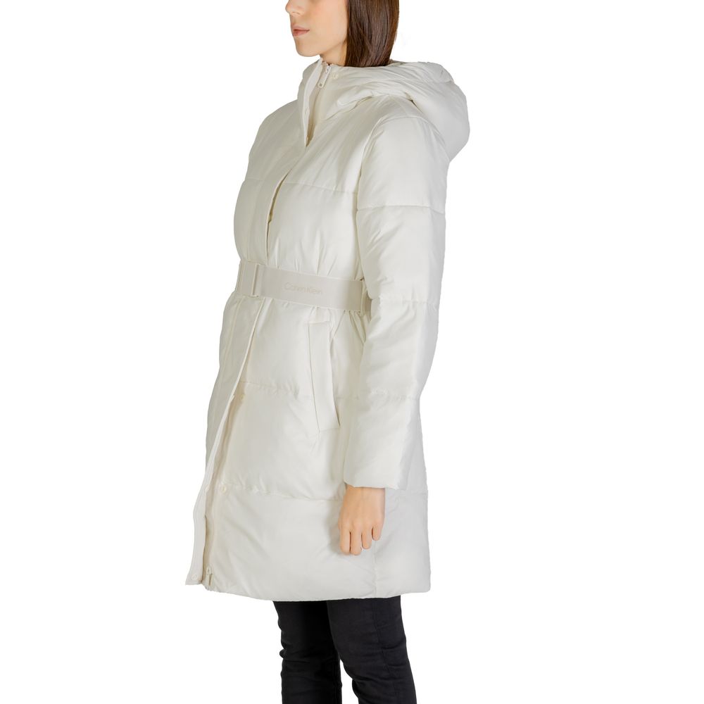 Veste en nylon beige de Calvin Klein Jeans, coupe moderne, détails de couture visibles, style décontracté et élégant.