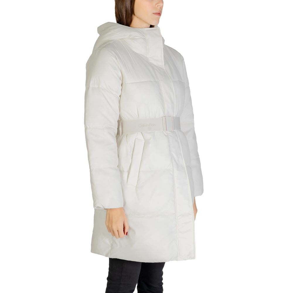 Manteau en nylon crème de Calvin Klein Jeans, coupe élégante, avec fermeture éclair et détails modernes, porté sur un mannequin.