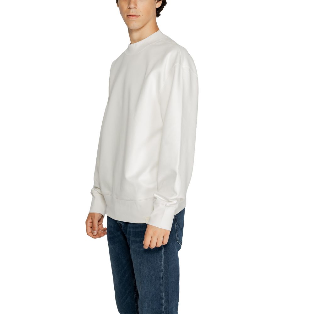 Sweatshirt Calvin Klein Jeans blanc en coton recyclé, vue de face, avec logo discret, pour homme ou femme.