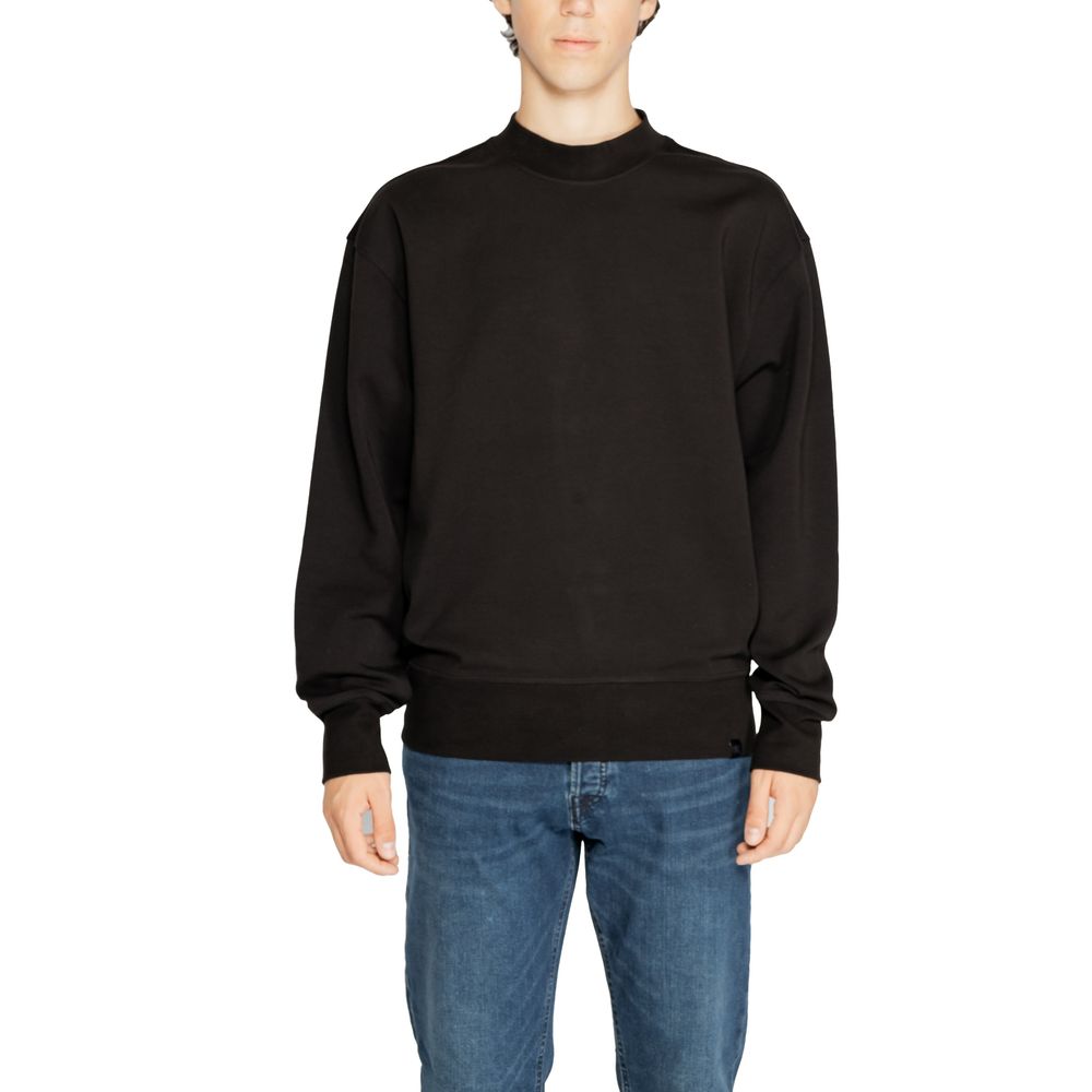 Sweatshirt noir Calvin Klein Jeans en coton recyclé, vue de face, avec logo discret sur la poitrine.