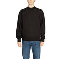 Sweatshirt noir Calvin Klein Jeans en coton recyclé, vue de face, avec logo discret sur la poitrine.