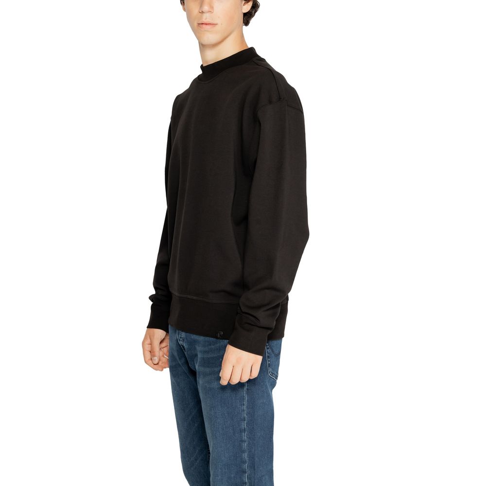 Sweat-shirt noir Calvin Klein Jeans en coton recyclé, vue de face, avec col rond et logo discret sur la poitrine.