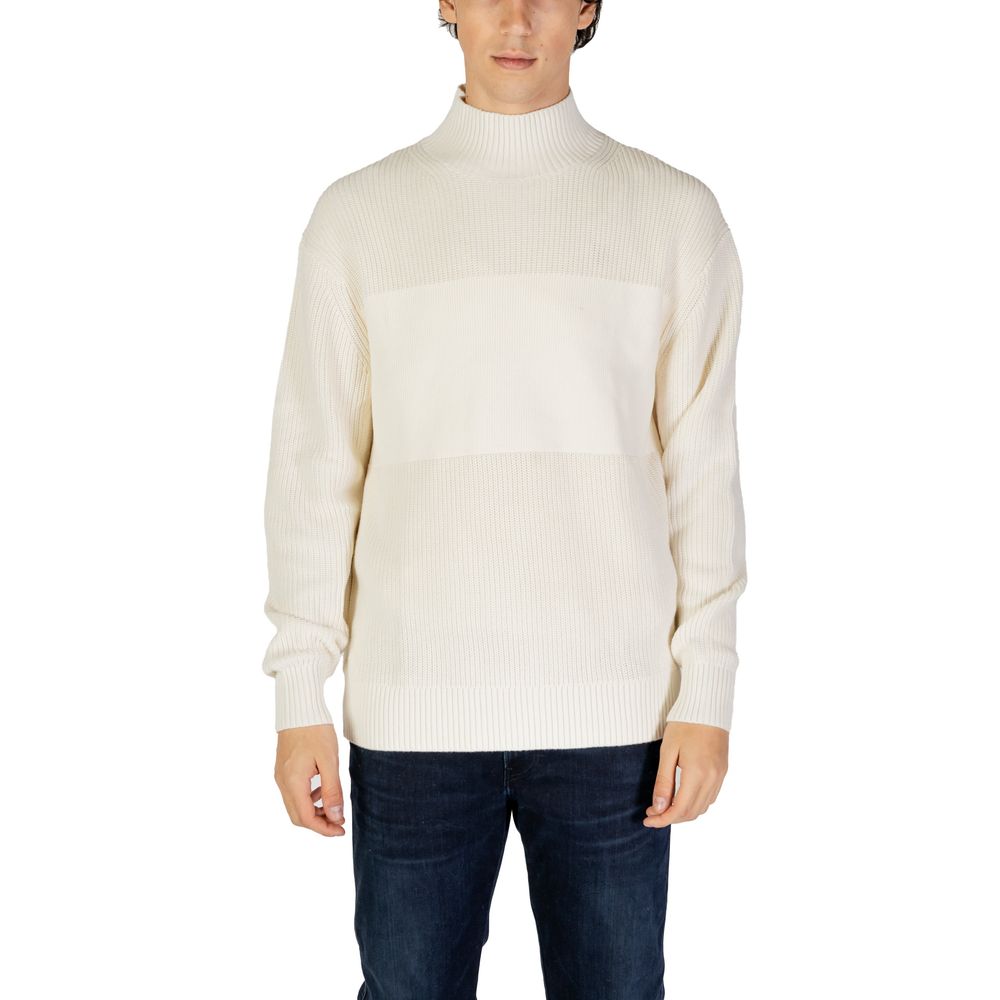 Sweat-shirt beige en coton de Calvin Klein Jeans, coupe décontractée, avec logo discret sur la poitrine, porté sur un mannequin.