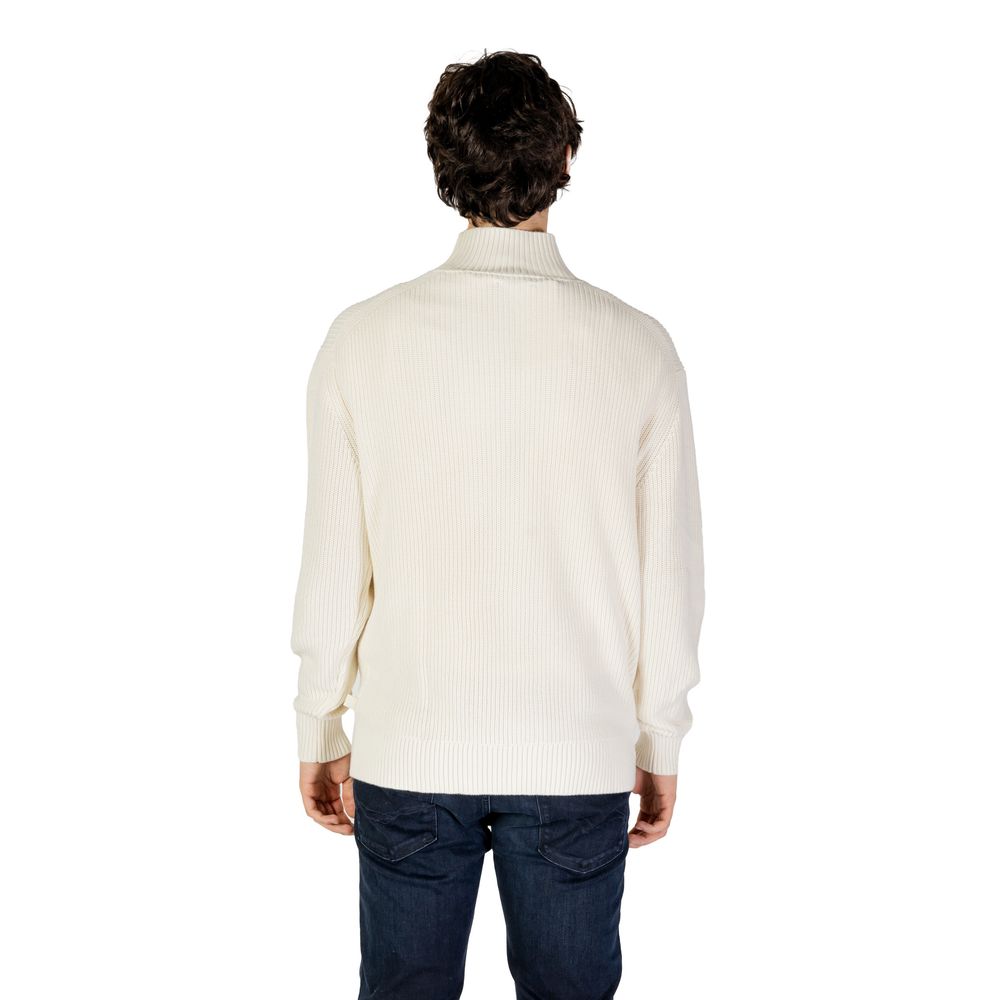 Sweat-shirt beige en coton de Calvin Klein Jeans, vue de face, avec logo discret sur la poitrine.