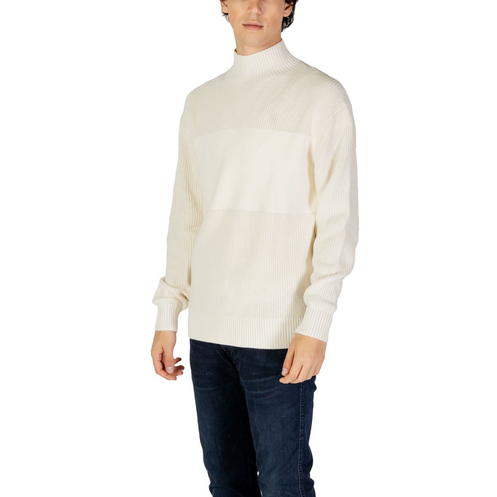 Sweat-shirt beige en coton de Calvin Klein Jeans, style décontracté avec logo discret, porté sur un mannequin.