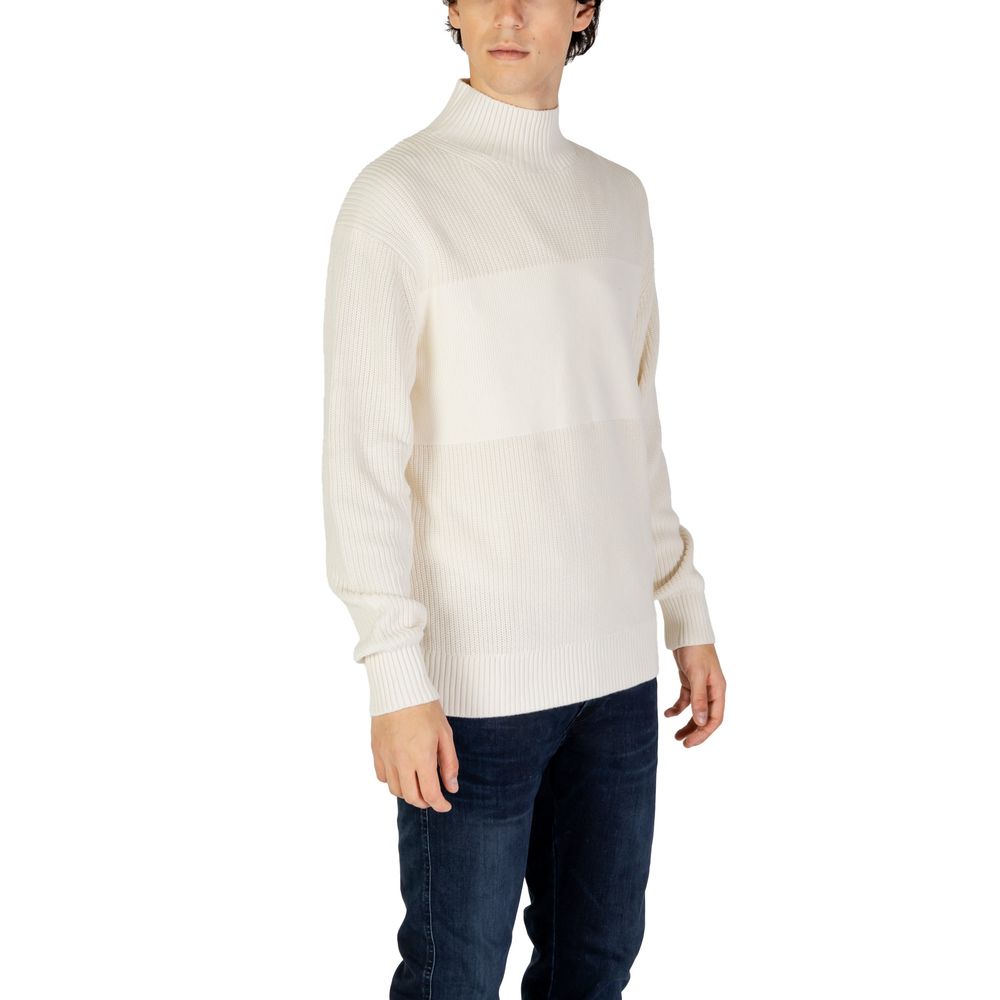Sweat-shirt beige en coton de Calvin Klein Jeans, coupe décontractée avec logo discret sur la poitrine, porté sur un mannequin.