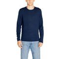 Sweatshirt en laine recyclée Calvin Klein bleu avec col ras du cou, vue de face, tissu doux et confortable visible.