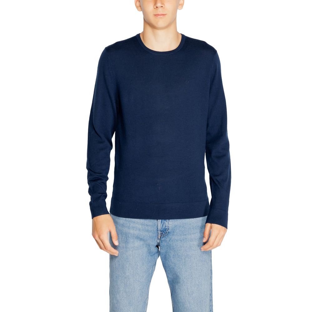Sweatshirt en laine recyclée Calvin Klein bleu avec col ras du cou, vue de face, tissu doux et confortable visible.
