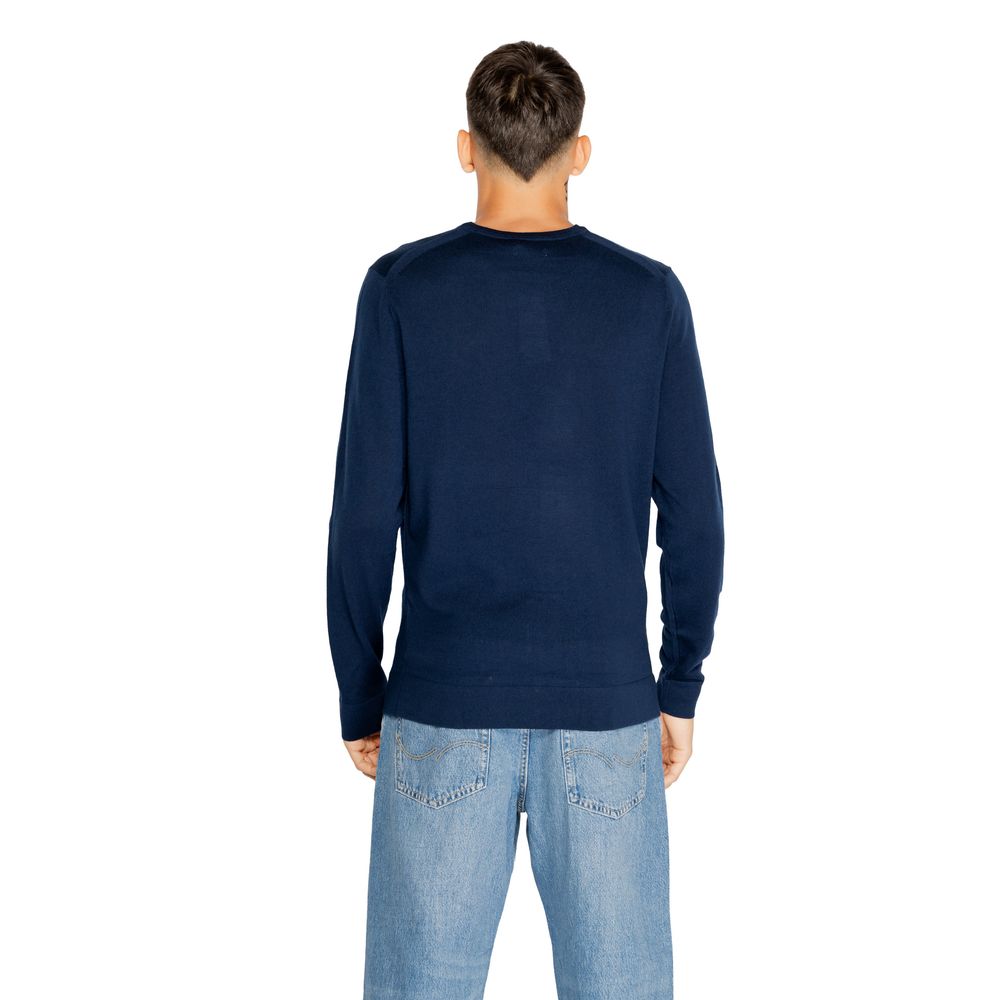 Sweatshirt en laine recyclée bleu de Calvin Klein, vue de face, avec col rond et logo discret sur la poitrine.