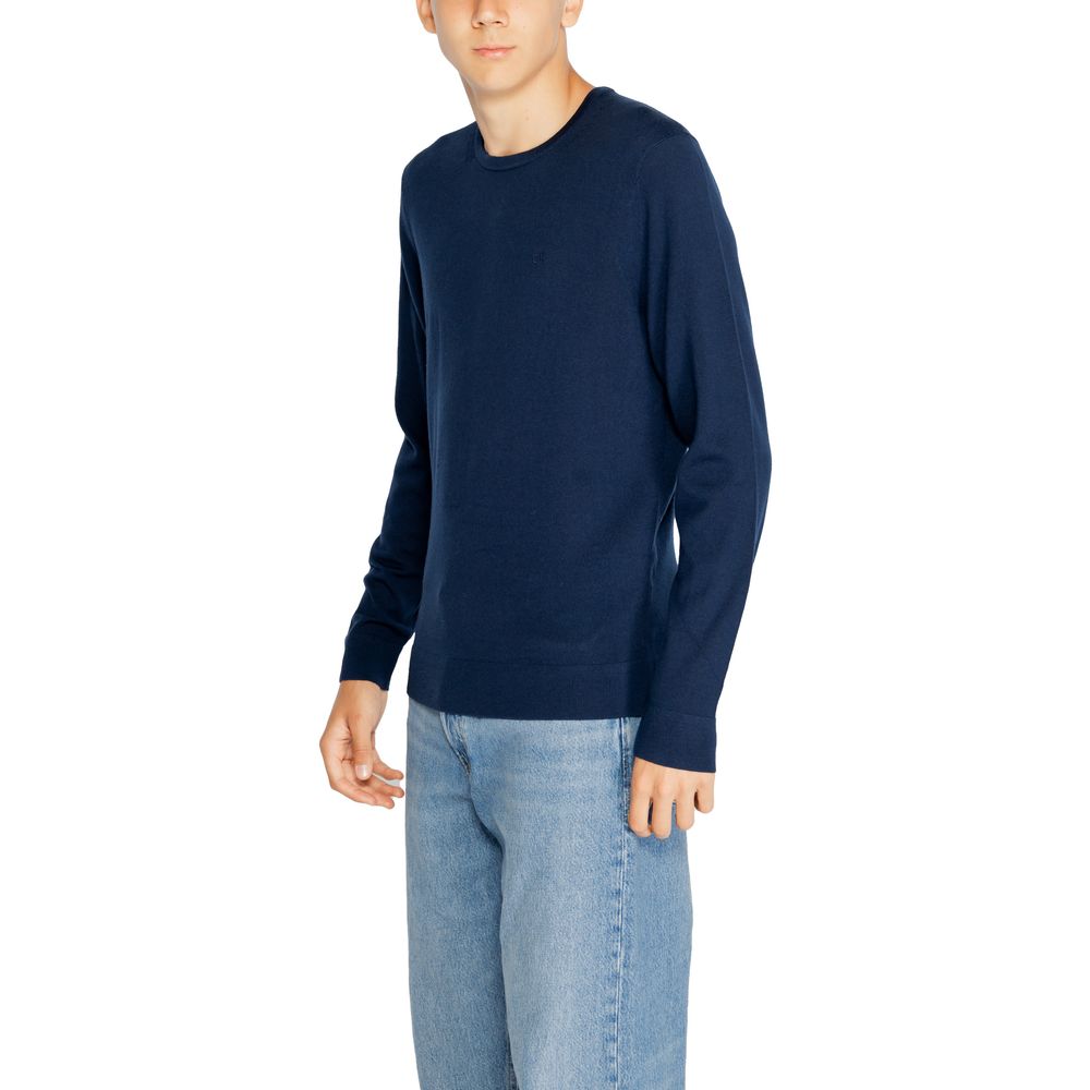 Sweatshirt Calvin Klein en laine recyclée bleue, coupe décontractée, avec logo discret sur la poitrine.