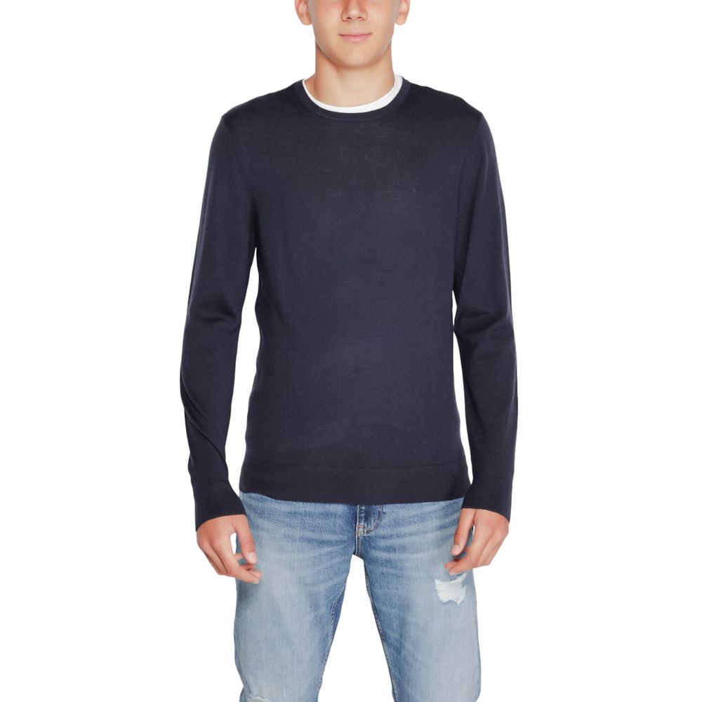 Sweatshirt en laine recyclée Calvin Klein bleu, vue de face, avec col rond et logo discret sur la poitrine.