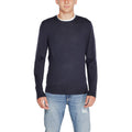 Sweatshirt en laine recyclée Calvin Klein bleu, vue de face, avec col rond et logo discret sur la poitrine.