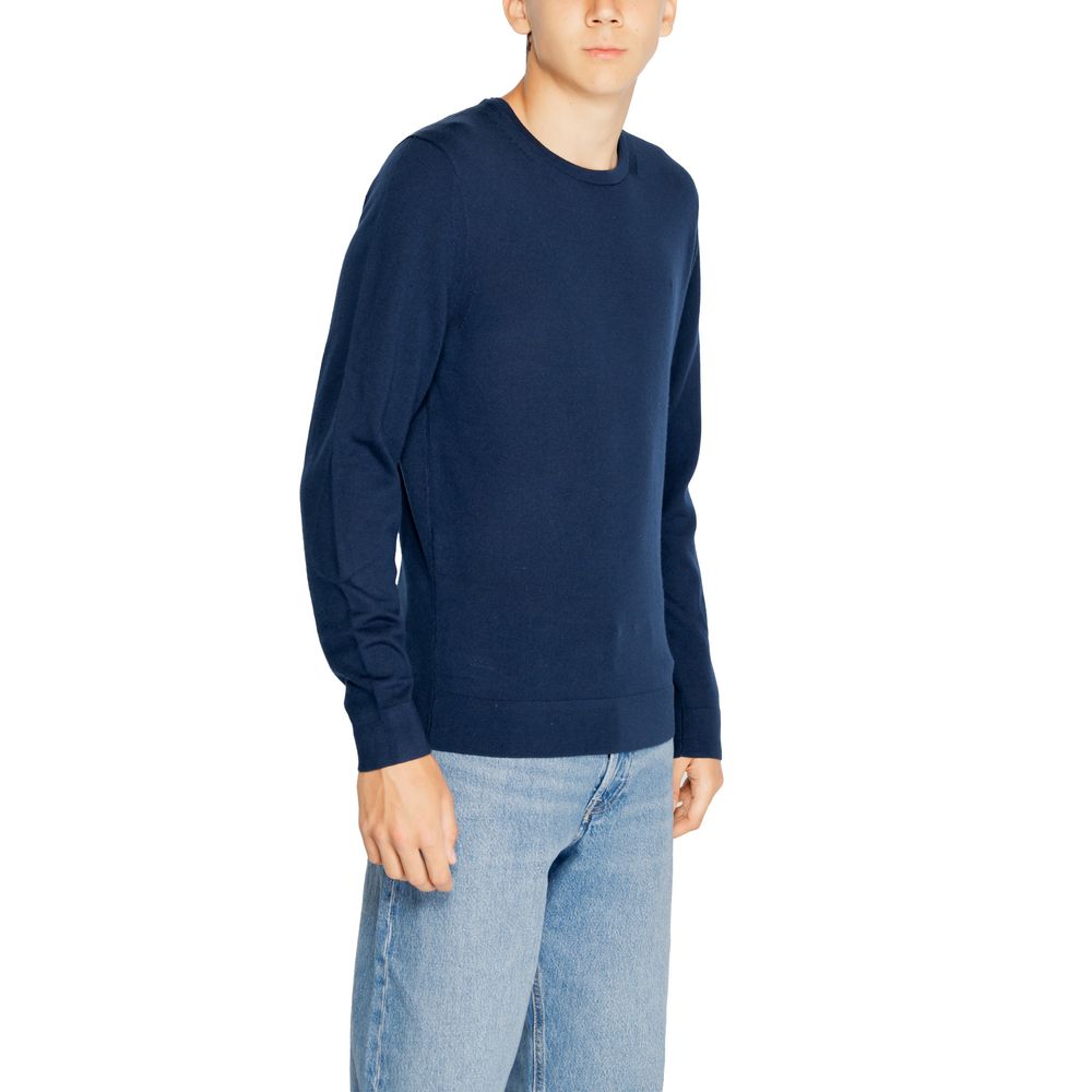 Sweatshirt Calvin Klein en laine recyclée bleue, vêtement décontracté avec logo subtil, porté sur un mannequin.