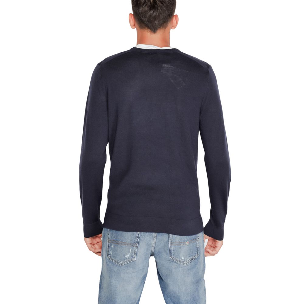 Sweat-shirt en laine recyclée Calvin Klein bleu, style décontracté avec logo discret, porté par un modèle.