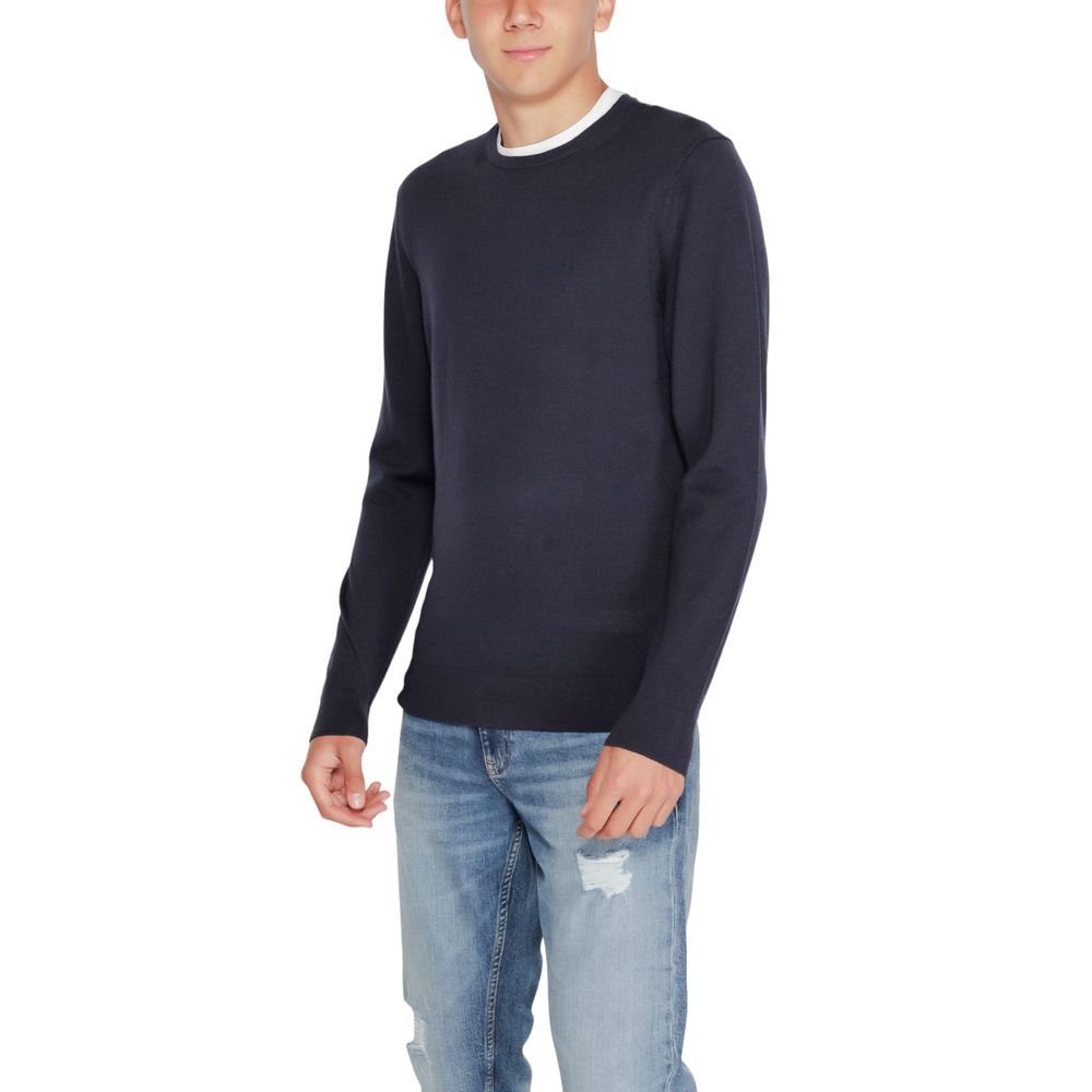 Sweat-shirt bleu en laine recyclée de Calvin Klein, coupe décontractée et logo discret sur la poitrine.