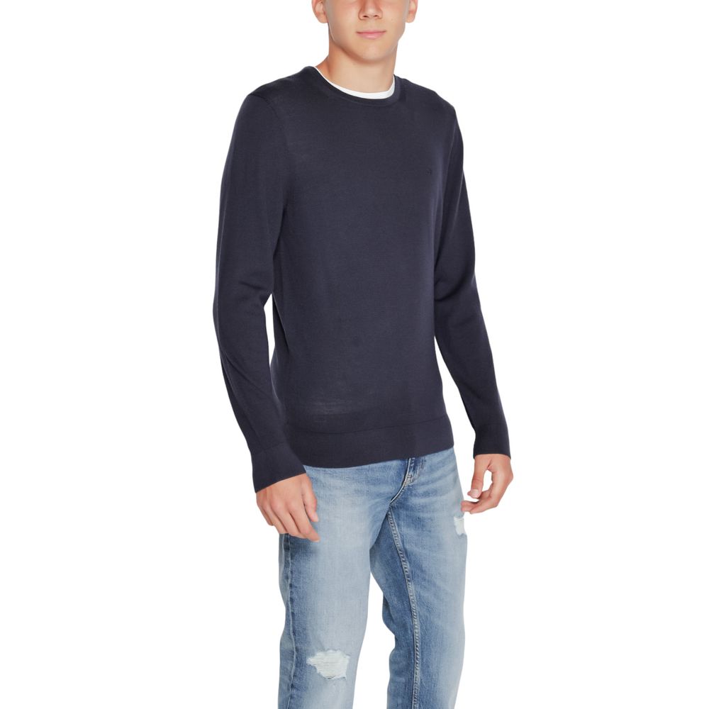 Sweatshirt en laine recyclée bleu de Calvin Klein, coupe décontractée, avec logo discret sur la poitrine.