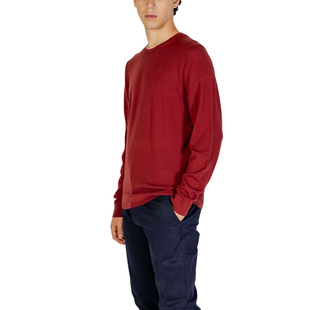 Sweat-shirt Calvin Klein Bordeaux en laine recyclée, douceur et confort visibles, coupe classique et logo discret en relief.