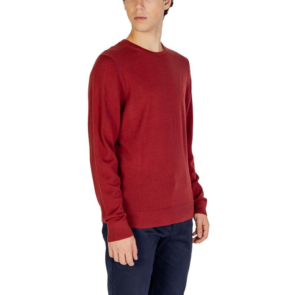 Sweat-shirt Calvin Klein en laine recyclée bordeaux, avec logo discret, porté sur mannequin.