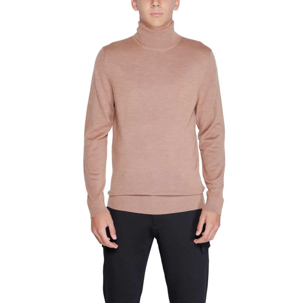 Pull en laine beige Calvin Klein à col roulé, style élégant et chaud, doux et confortable pour l'hiver.