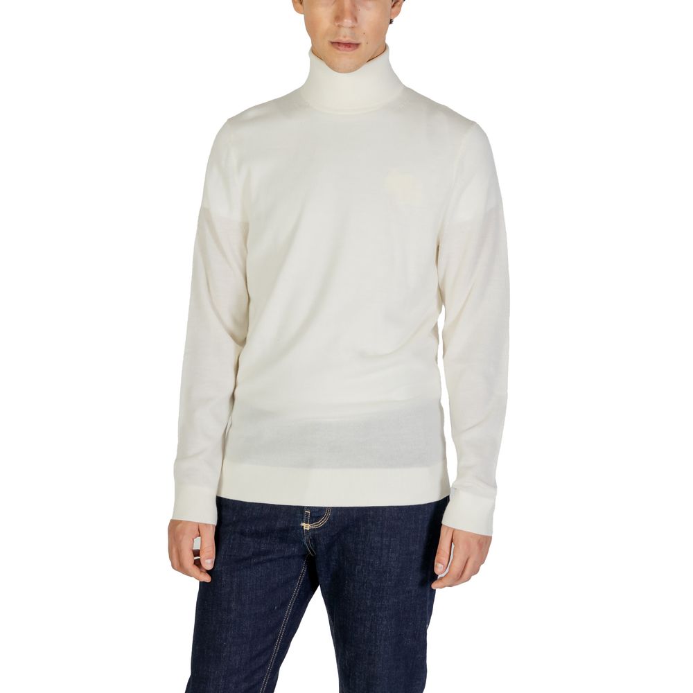 Pull en laine crème de Calvin Klein Jeans avec col roulé, visible avec détails du tissu et coupe élégante.