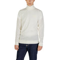 Pull en laine crème de Calvin Klein Jeans avec col roulé, visible avec détails du tissu et coupe élégante.