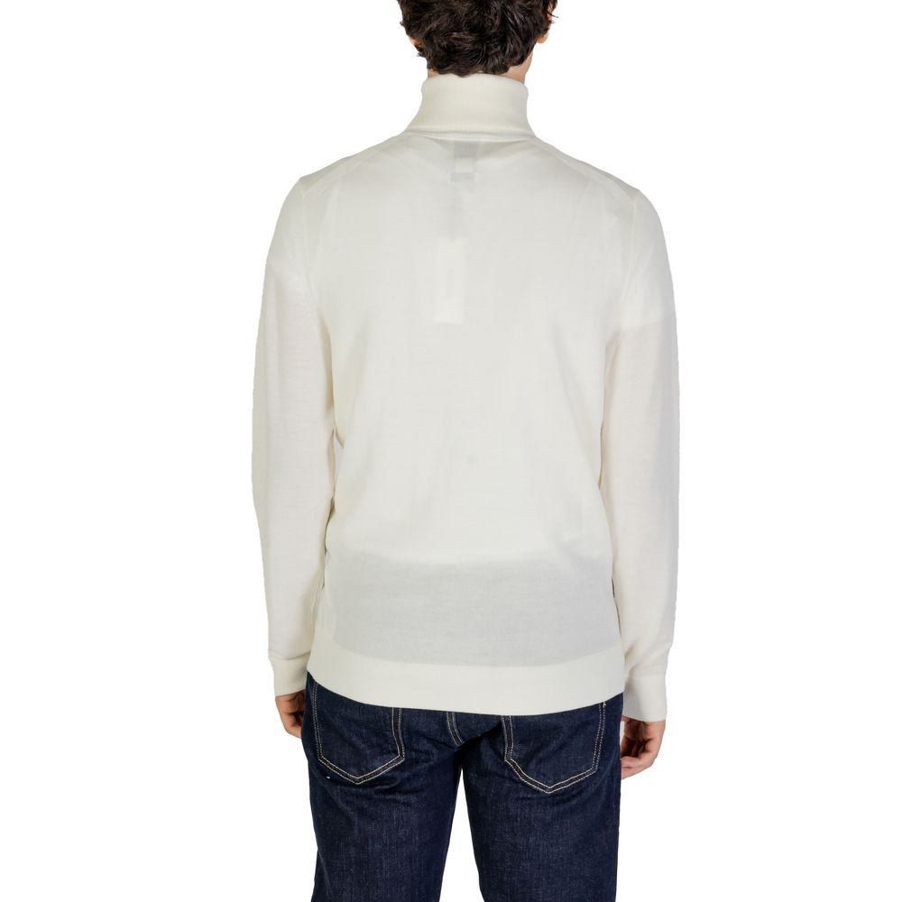 Pull en laine crème Calvin Klein Jeans avec col roulé, doux et élégant, porté sur un mannequin.