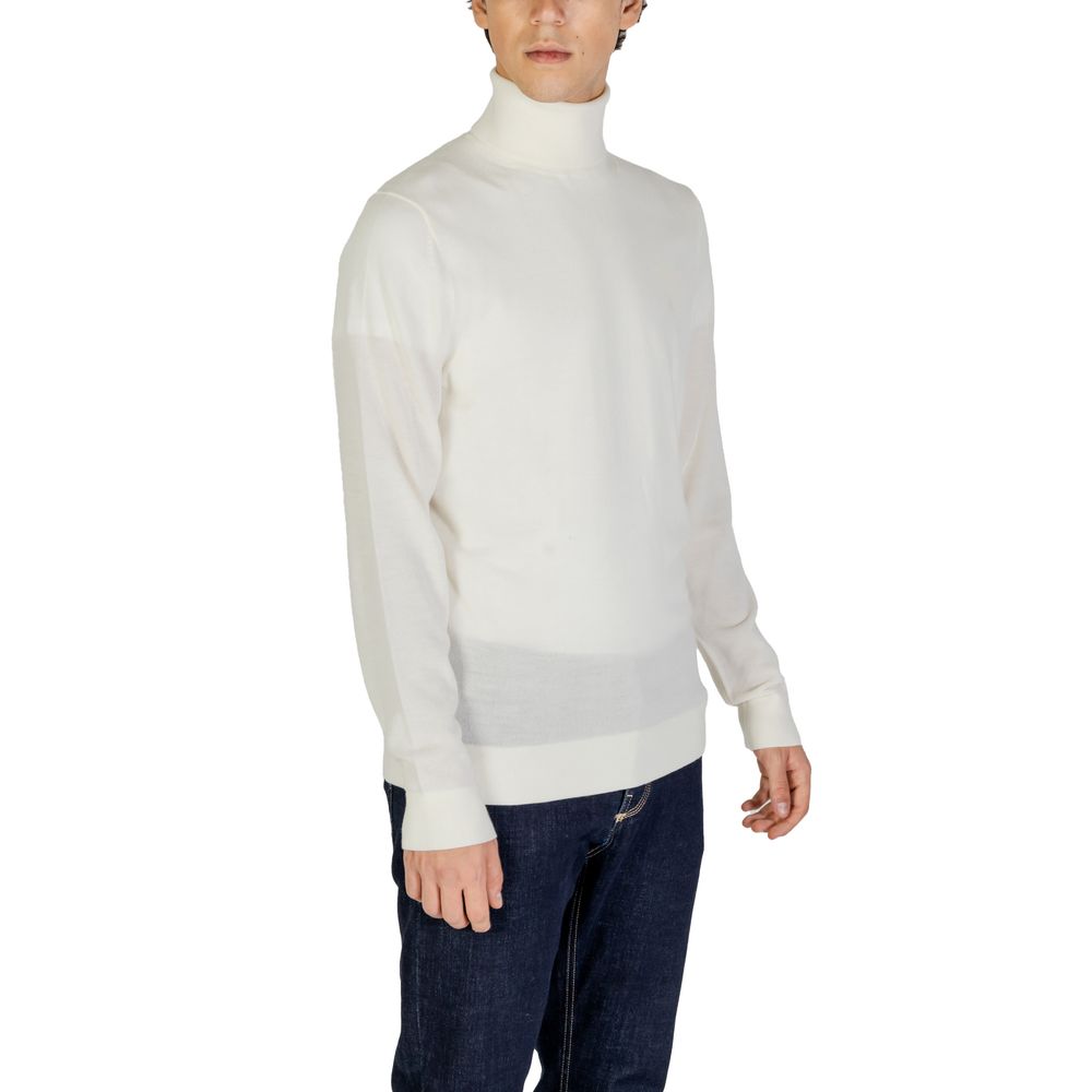 Pull en laine crème Calvin Klein Jeans avec col roulé, visible en gros plan, doux et élégant pour l'hiver.