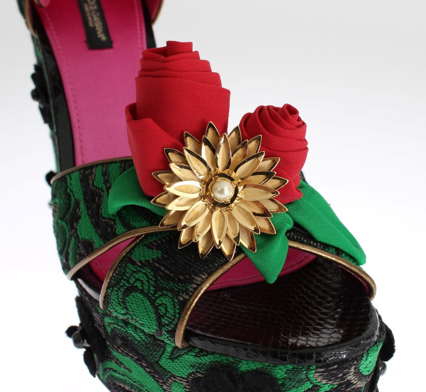 Chaussures en brocart vert Dolce & Gabbana avec motifs de serpents, roses en cristal et détails élégants.