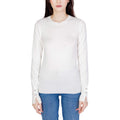 Sweatshirt blanc en coton Guess pour femme, coupe décontractée, logo Guess visible sur la poitrine.