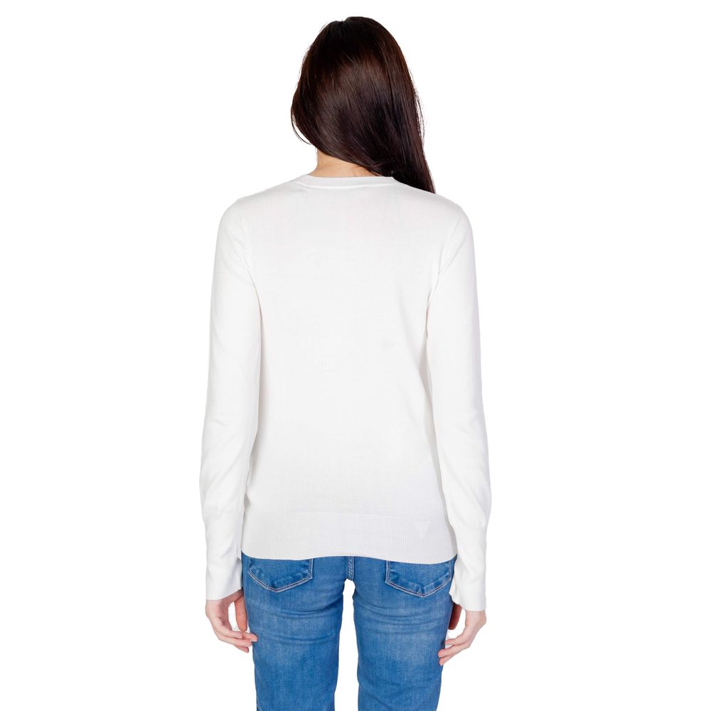 Sweat-shirt blanc en coton de la marque Guess, décontracté avec logo Guess visible sur la poitrine.