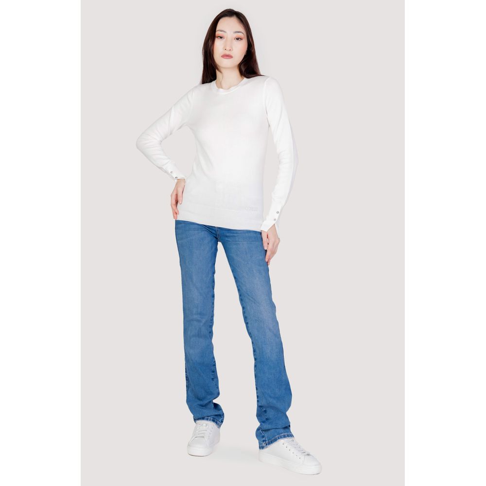 Sweatshirt en coton blanc Guess pour femme, coupe décontractée et logo Guess visible sur le devant.