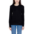 Sweat-shirt en coton noir de la marque Guess, coupe décontractée avec logo discret sur la poitrine, porté sur un mannequin.