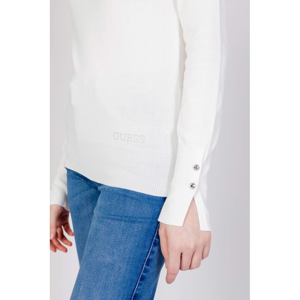 Sweat-shirt blanc en coton de marque Guess, doux et confortable, avec logo Guess visible sur le devant.