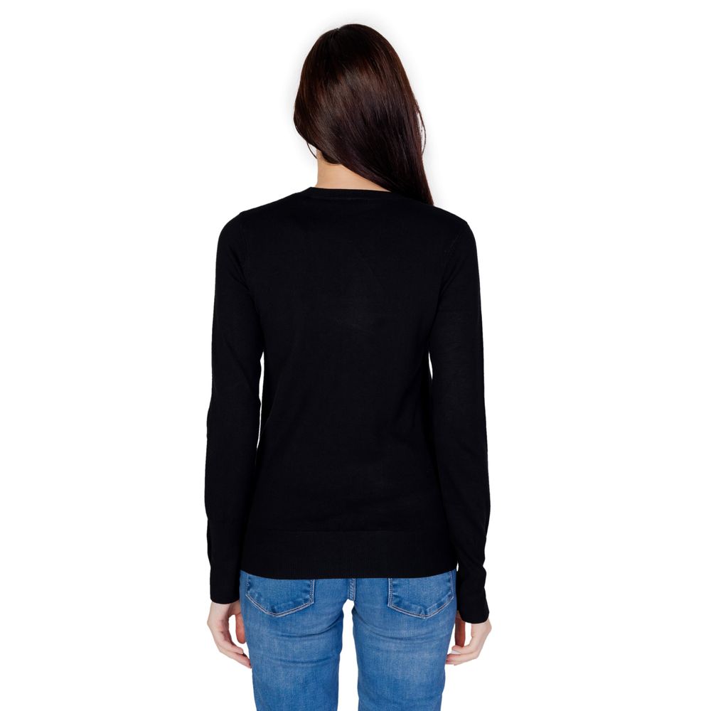 Sweat-shirt noir en coton de la marque Guess, affichant un design décontracté avec logo visible à l'avant.