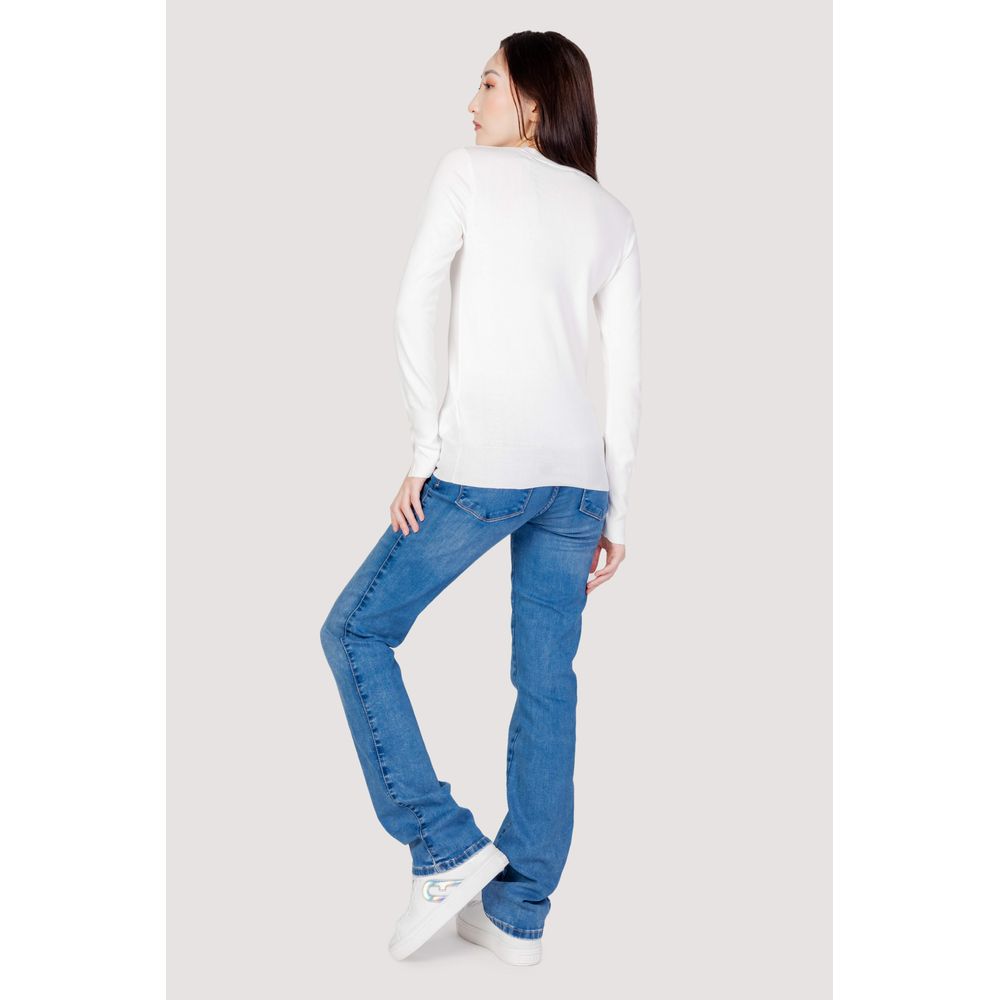 Sweat-shirt blanc en coton de la marque Guess, coupe décontractée, avec logo Guess sur la poitrine, porté sur mannequin.