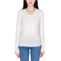 Sweat-shirt blanc en coton de la marque Guess, coupe classique, manches longues et logo Guess sur la poitrine.