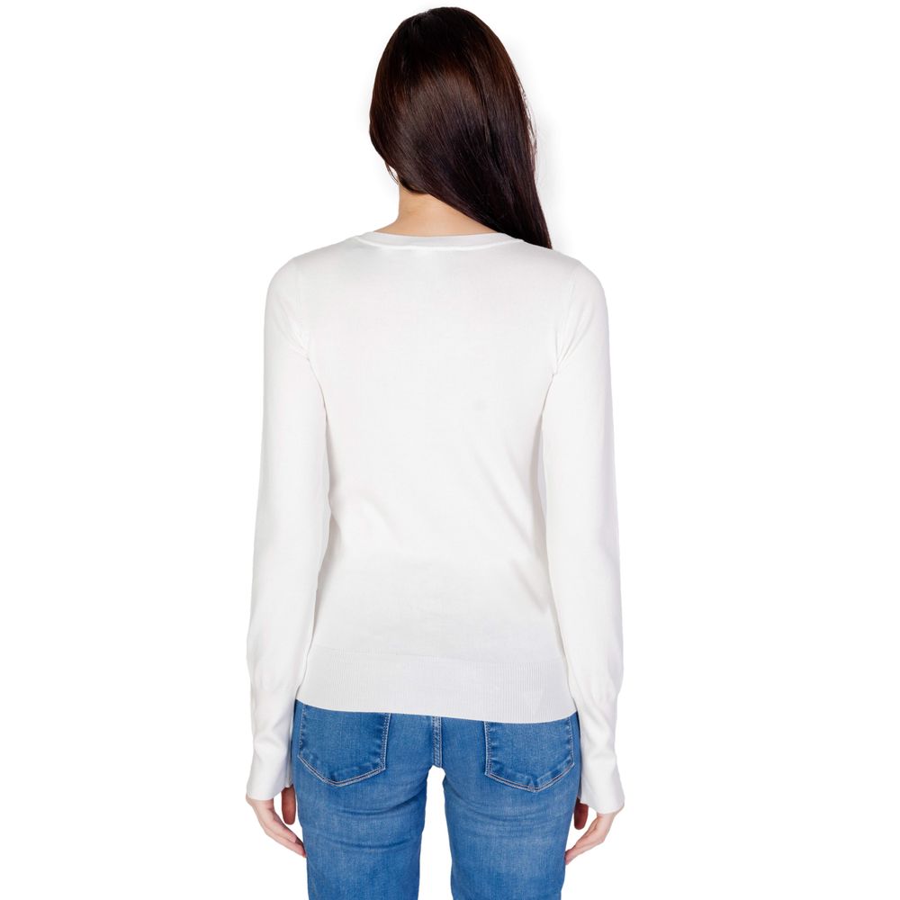 Sweatshirt en coton blanc de la marque Guess, avec logo Guess visible sur le devant et coupe décontractée.