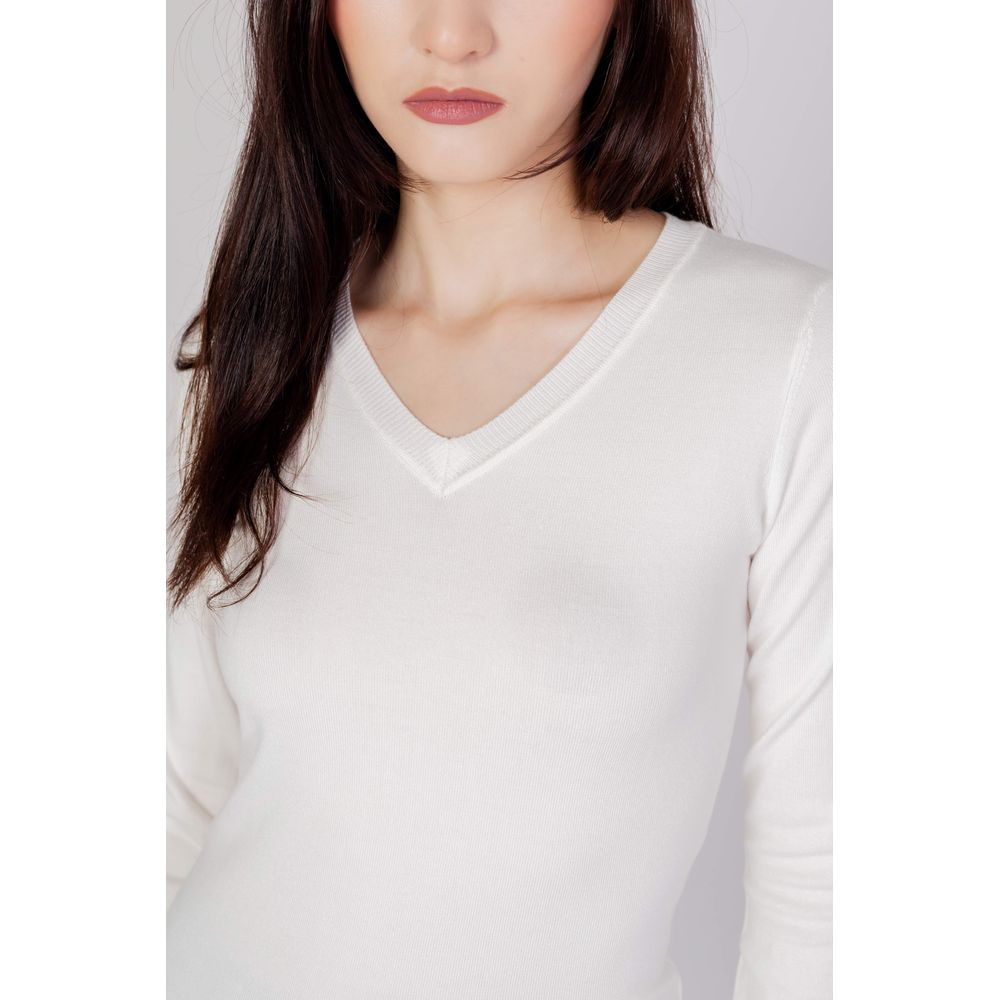 Sweatshirt en coton blanc de Guess, vêtement décontracté avec logo Guess sur le devant, porté sur un mannequin.