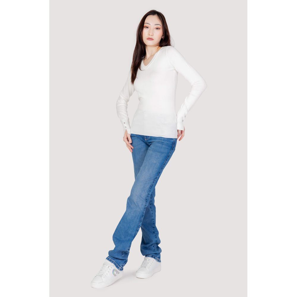 Sweat-shirt blanc en coton Guess, style décontracté, avec logo Guess visible sur la poitrine, porté par un mannequin.