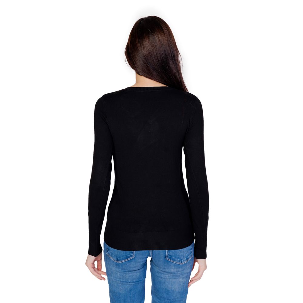 Sweatshirt en coton noir de Guess, style décontracté avec logo discret, porté sur un mannequin, fond neutre.