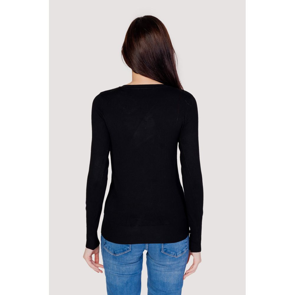 Sweatshirt en coton noir de marque Guess, décontractée, avec logo Guess visible sur la poitrine.