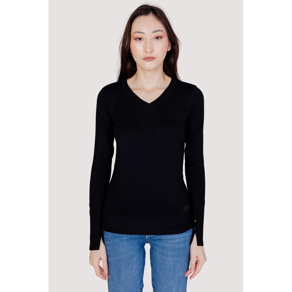 Sweat-shirt en coton noir de Guess, style décontracté, avec logo Guess visible sur la poitrine, porté sur un mannequin.